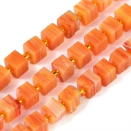 40 cm. håndlavede, orange, firkantede lampwork perler. 5,5 x 5,5 mm.
